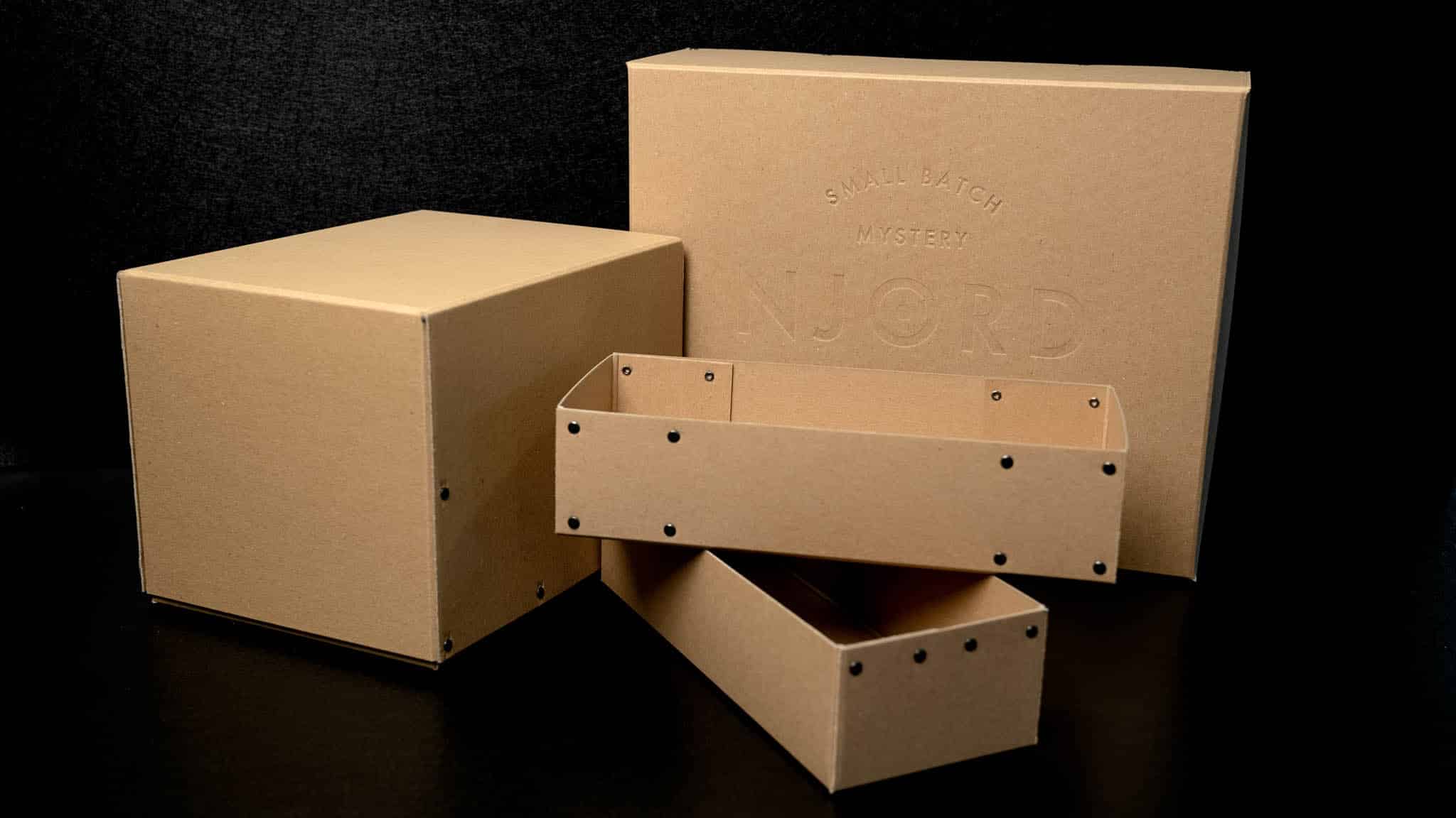 Kasse i kraftkarton med præget logo og indsats