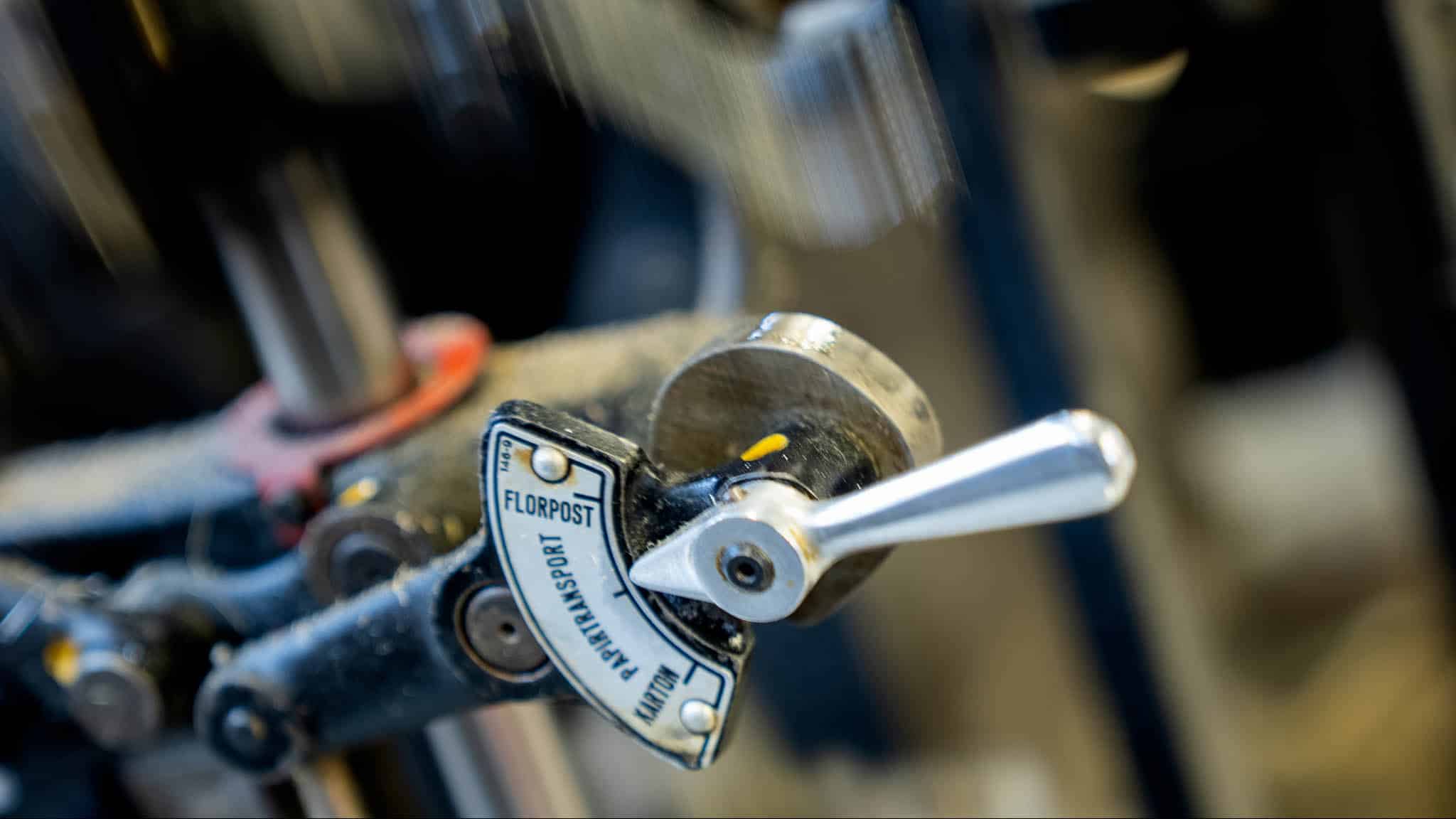 Nærbillede af en maskine i værkstedet